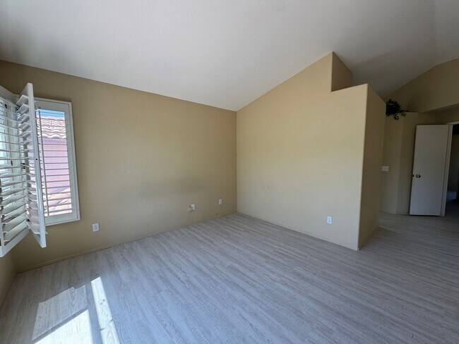 Building Photo - Rent a Beautiful Home Backing the Golf Cou...