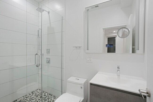 Building Photo - 7731 N Eastlake Terrace