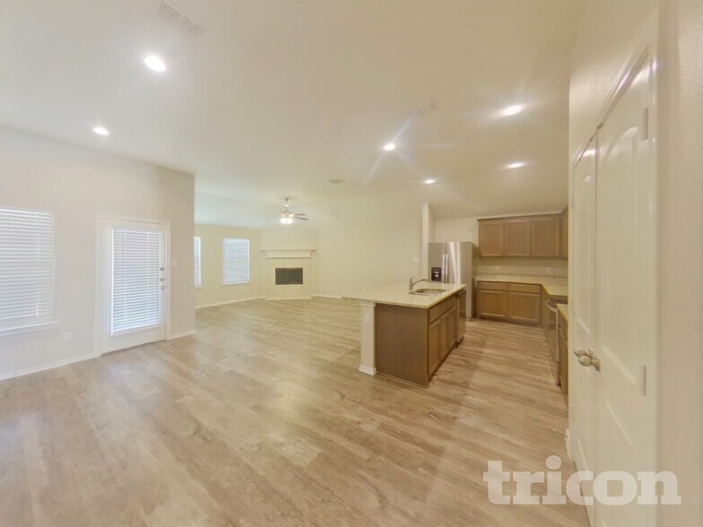 Building Photo - 2565 Hadley St