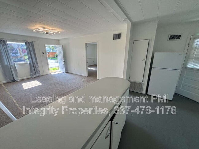 Building Photo - 105 N Cemetery St