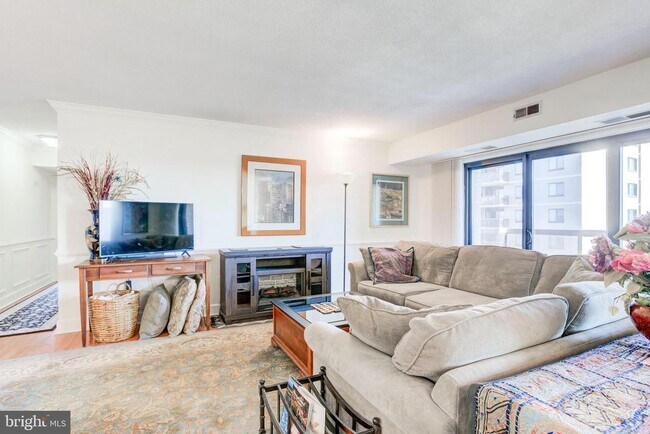 Building Photo - 307 Yoakum Pkwy