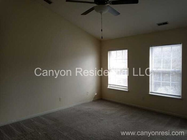 Building Photo - Beautiful, spacious 3-bedroom house with b...