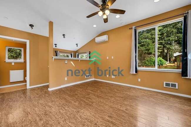 Building Photo - Cozy Retreat in Shoreline – Your Perfect 1,000 sqft Haven