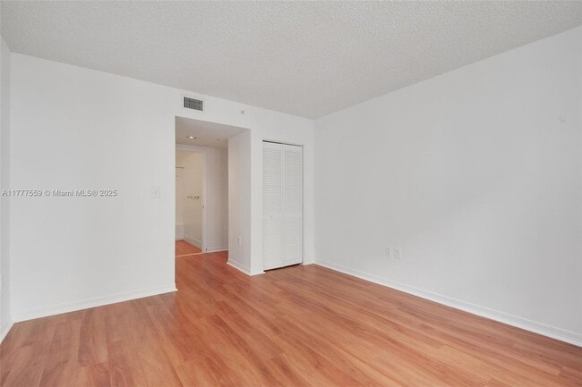 Building Photo - 1111 Brickell Bay Dr