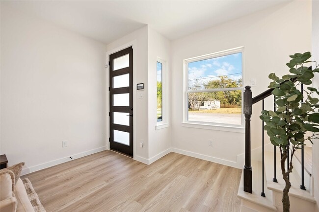 Building Photo - 5523 Haight St