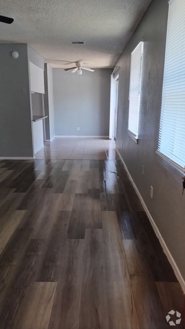 Building Photo - Welcome Home to Jefferson Square Apartments!