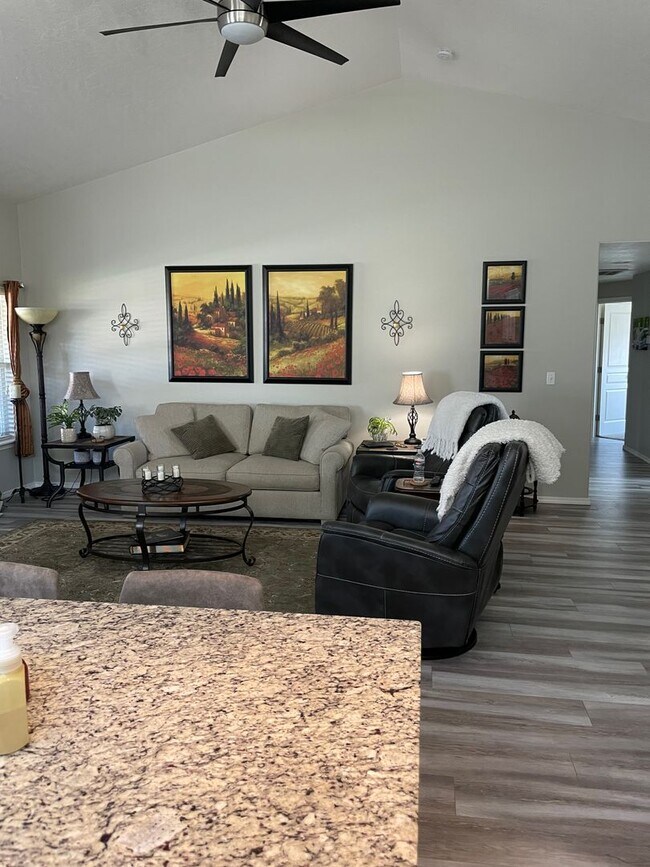 Building Photo - Pet Friendly Home in Desirable Neighborhood!