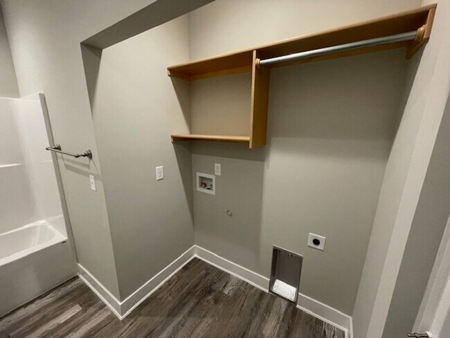 Building Photo - 16271/73 Ike Ct