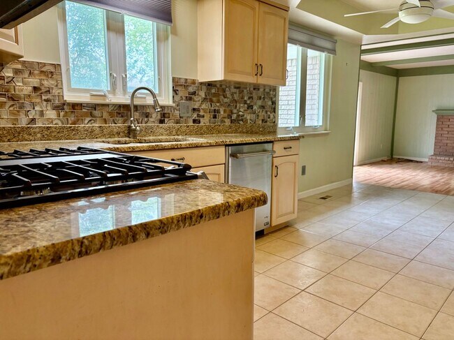 Building Photo - 3550 Kings Point Dr