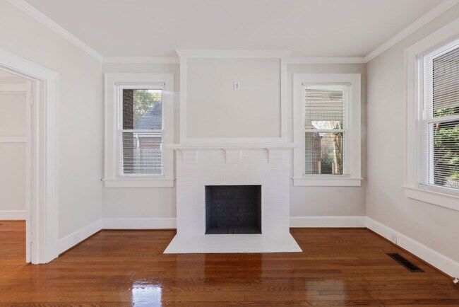 Building Photo - 1015 S Hawthorne Rd