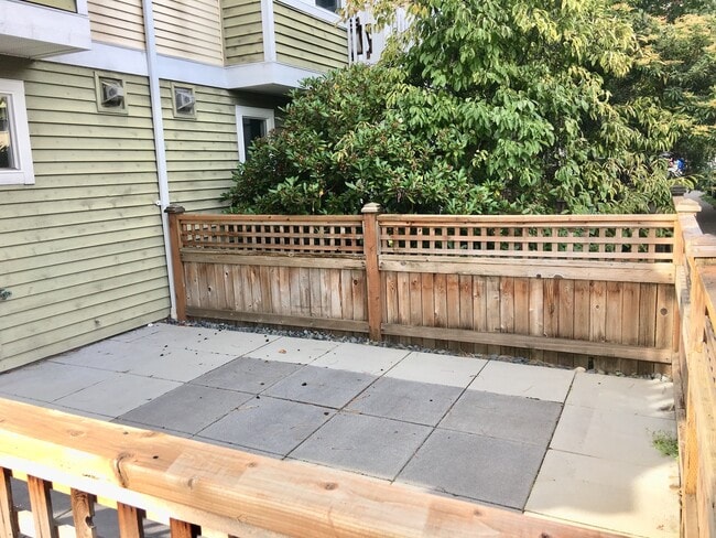 Building Photo - Stylish Townhome in Broadview