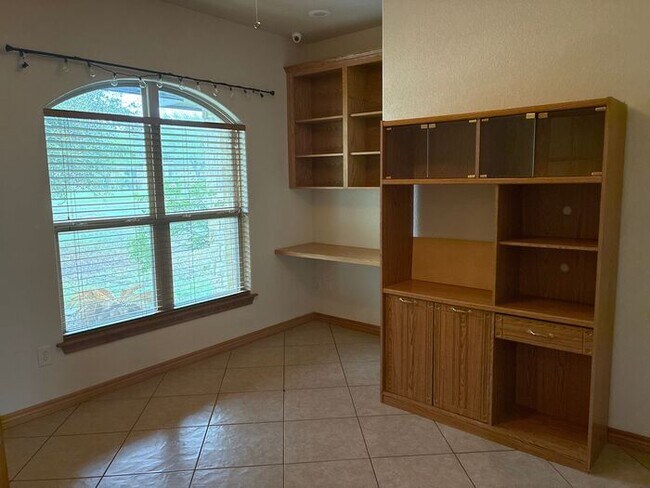 Building Photo - 5BR/3BA w/ Fenced Yard + Covered Parking in Seguin, TX