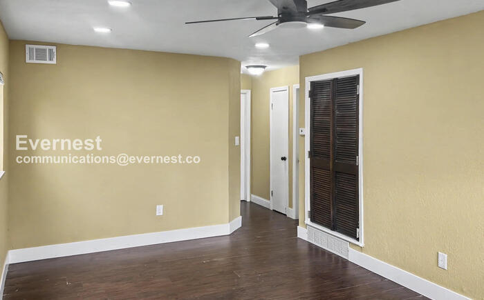 Building Photo - 1006 E 15th Ave