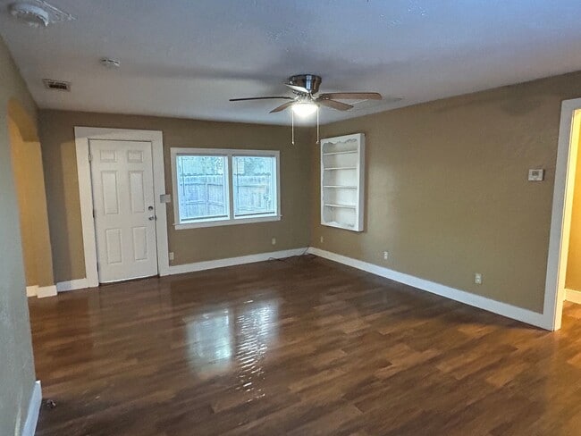 Building Photo - MOVE IN SPECIAL- $500 OFF OF THE 1ST MONTHS RENT-3 bedroom 2 bath with bonus storage room or bedr...
