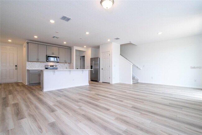 Building Photo - Elegant & Comfortable Home with Granite Kitchen in Prime St. Cloud Location