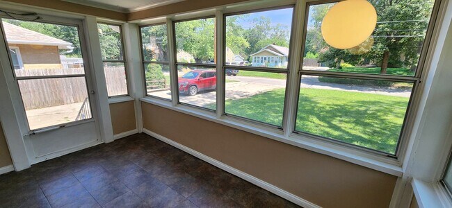 Building Photo - Beautiful home with attached garage and great yard!