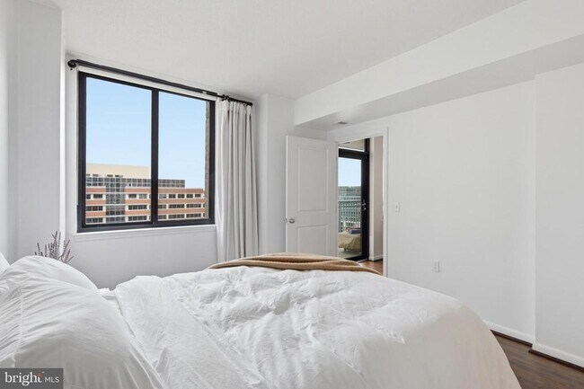 Building Photo - 851 N Glebe Rd