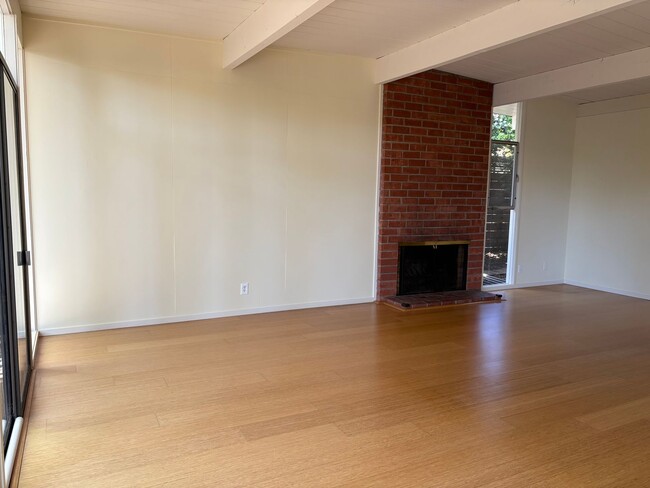 Building Photo - Lovingly Maintained 3 Bed, 2 Bath Home in ...