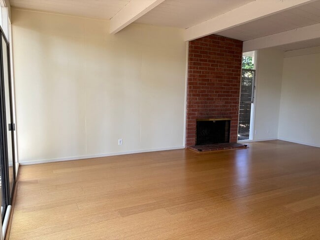 Building Photo - Lovingly Maintained 3 Bed, 2 Bath Home in the Circles