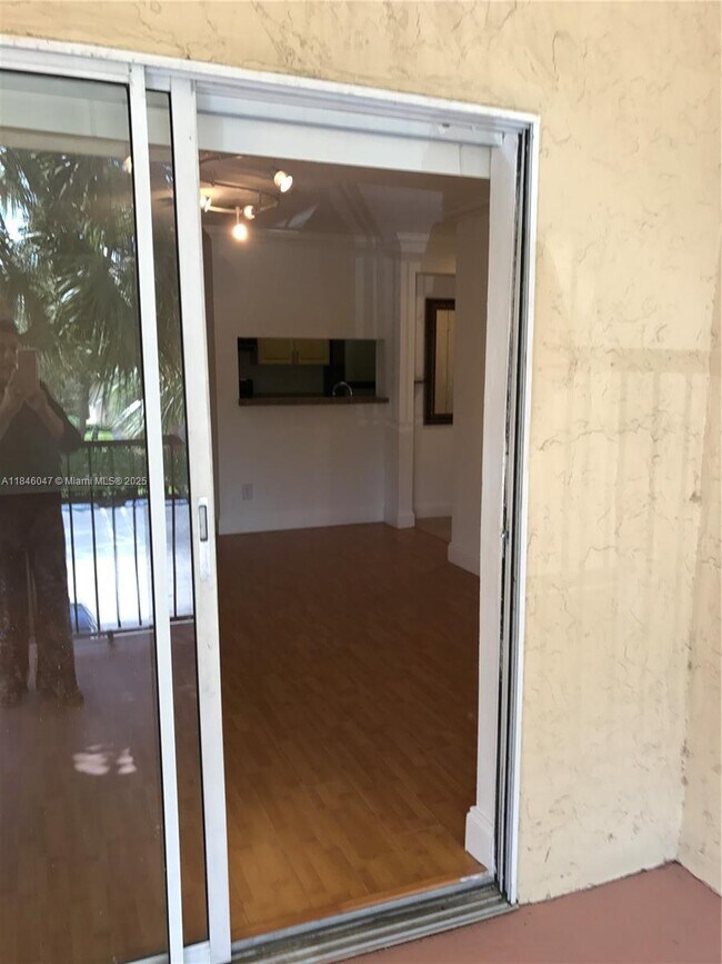 Building Photo - 733 Riverside Dr