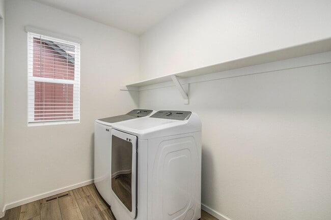 Building Photo - Exquisite 3 Bed 2.5 Bath Single Family Home