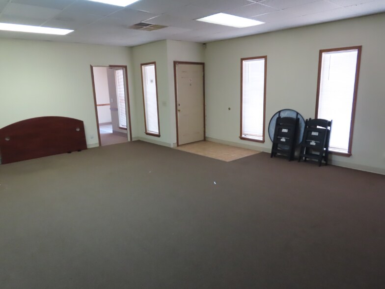 Building Photo - 4343 Ridgecrest Cir