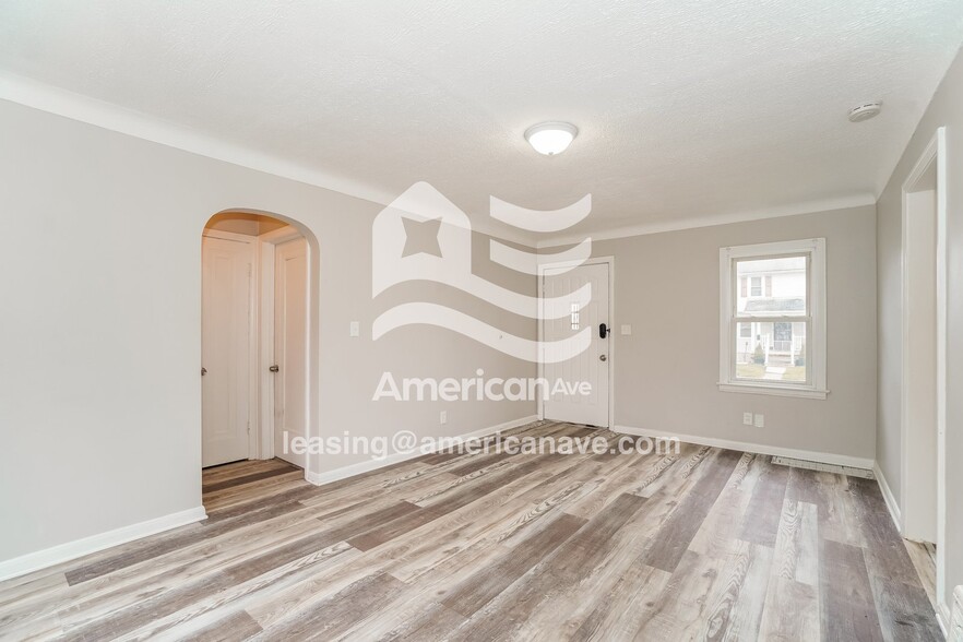 Building Photo - 810 Broer Ave