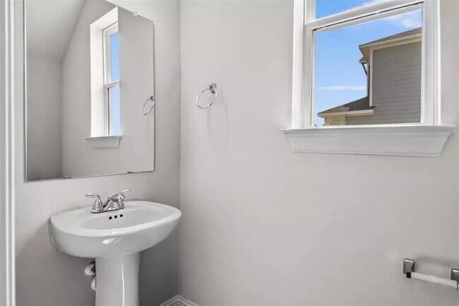 Building Photo - 125 Riverhill Dr