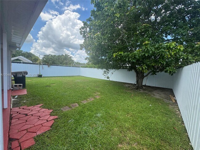 Building Photo - 3810 SW 89th Ave