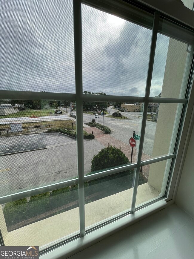 Building Photo - 65 E Main St