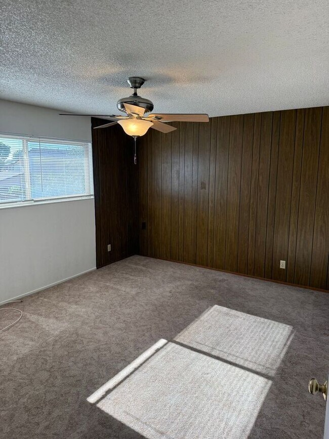 Building Photo - Great 2-Story Townhome