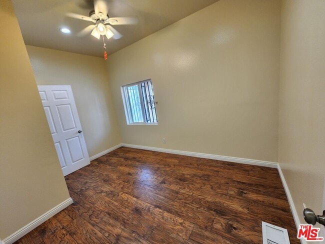 Building Photo - 750 E 40th Pl