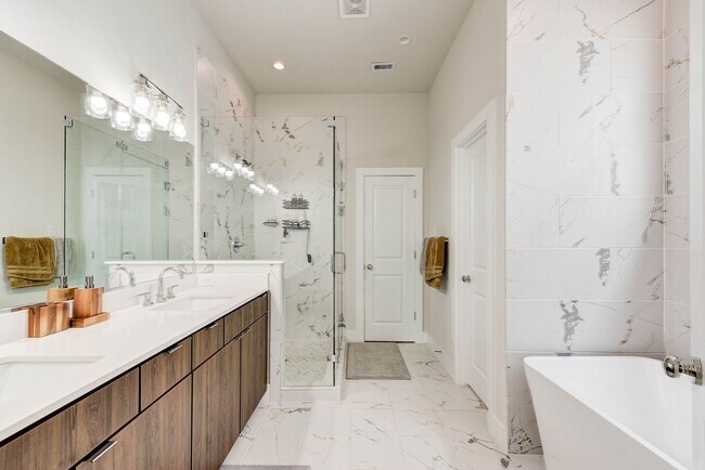 Building Photo - 5857 Dolores St