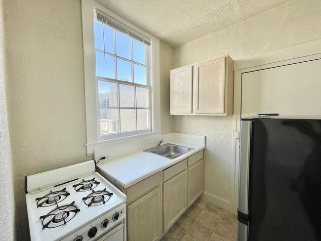 Building Photo - Adorable studio in the Heart of Hayes Vall...