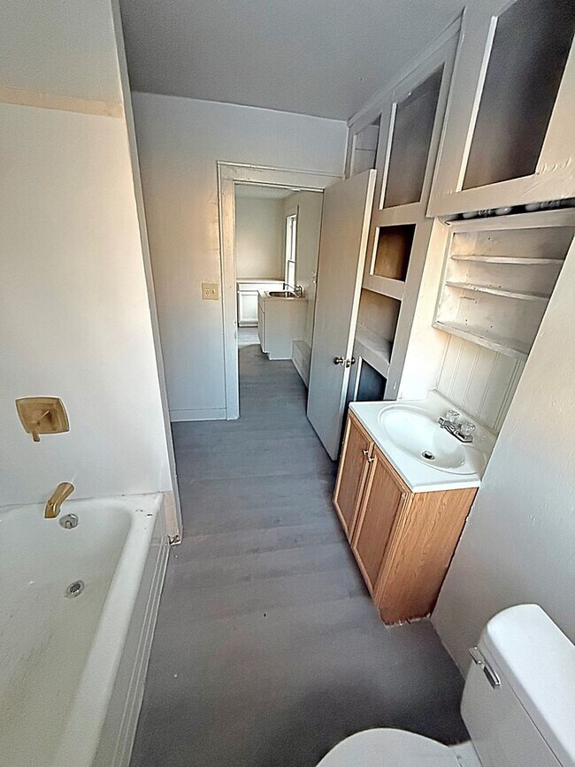 Building Photo - 638 Carbon St