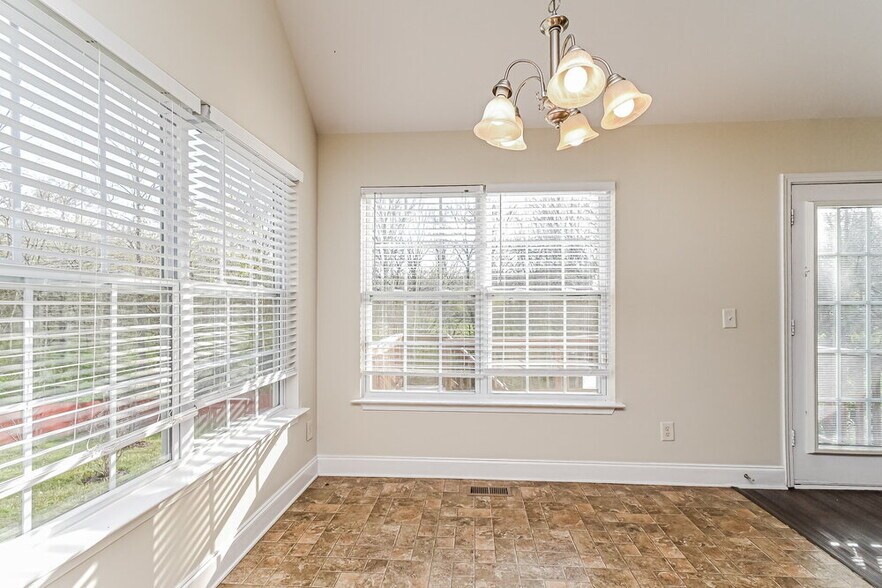 Building Photo - 1565 Bridgecrest Dr