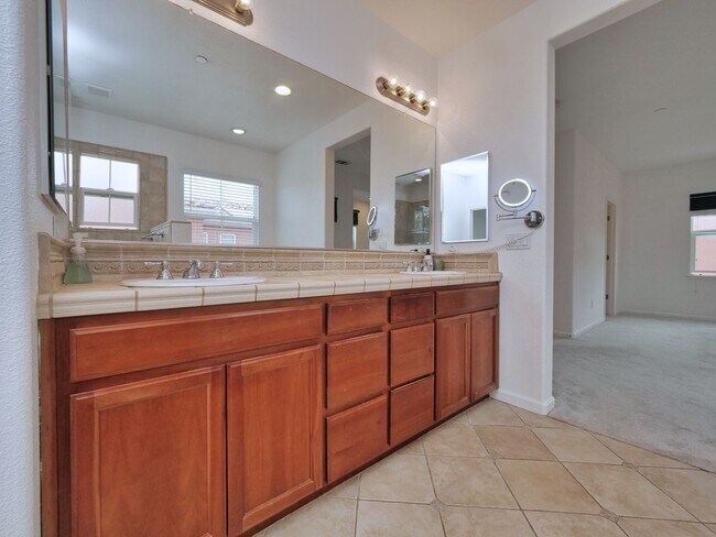 Building Photo - Gorgeous 4 Bed, 3.5 Bath in Brentwood