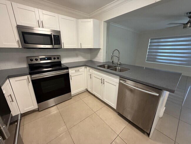 Building Photo - 2300 SW 43rd Terrace