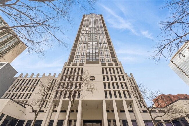 Building Photo - 1122 N Clark St