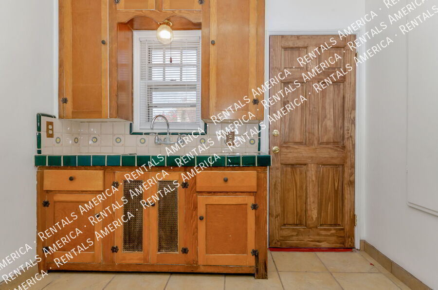 Building Photo - 1119 E Silver St