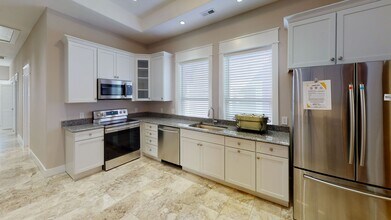 Building Photo - $1699 per Bedroom | 4BR/2BA Fort Sanders R...