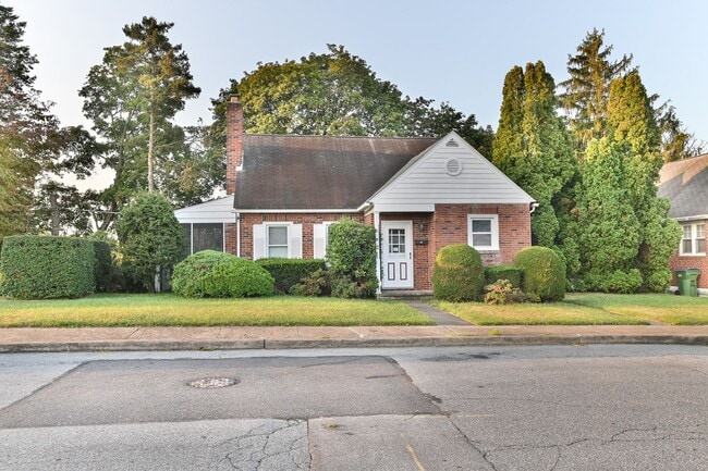 Building Photo - Quaint Single-Family Home on Sunnyside Ave