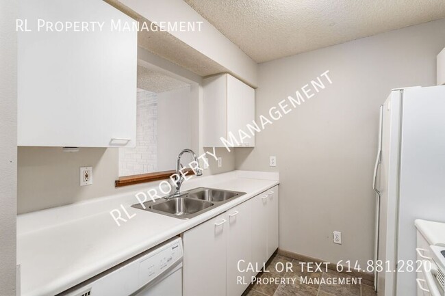 Building Photo - 2 Bedroom/2 full & 2 half Bathroom condo 1...