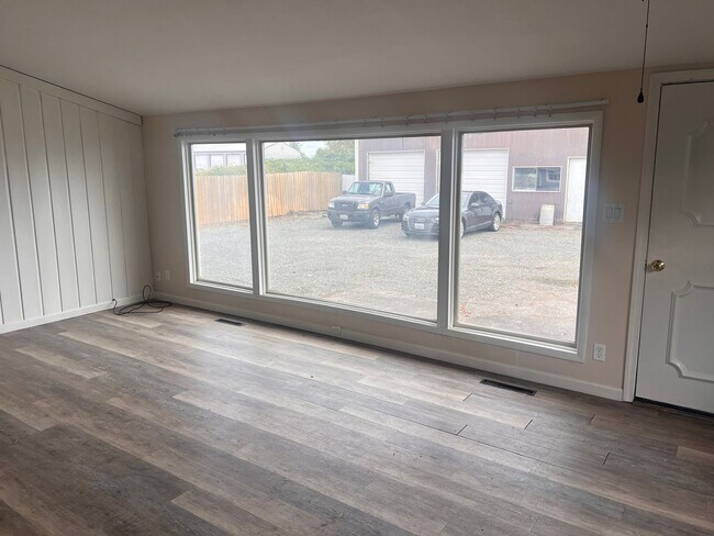 Building Photo - Holiday Move in Special  - $500 Off Rent!!!! 3 bedroom, 1 Bath home - Rare find with a large back...