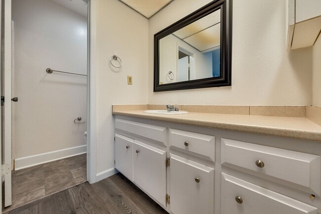 Building Photo - 317 Bridge Pl