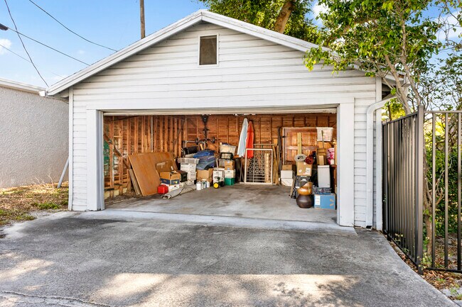 Building Photo - 335 Monroe Dr