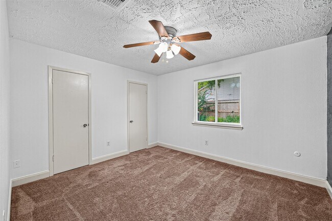 Building Photo - 15815 Thistledew Dr