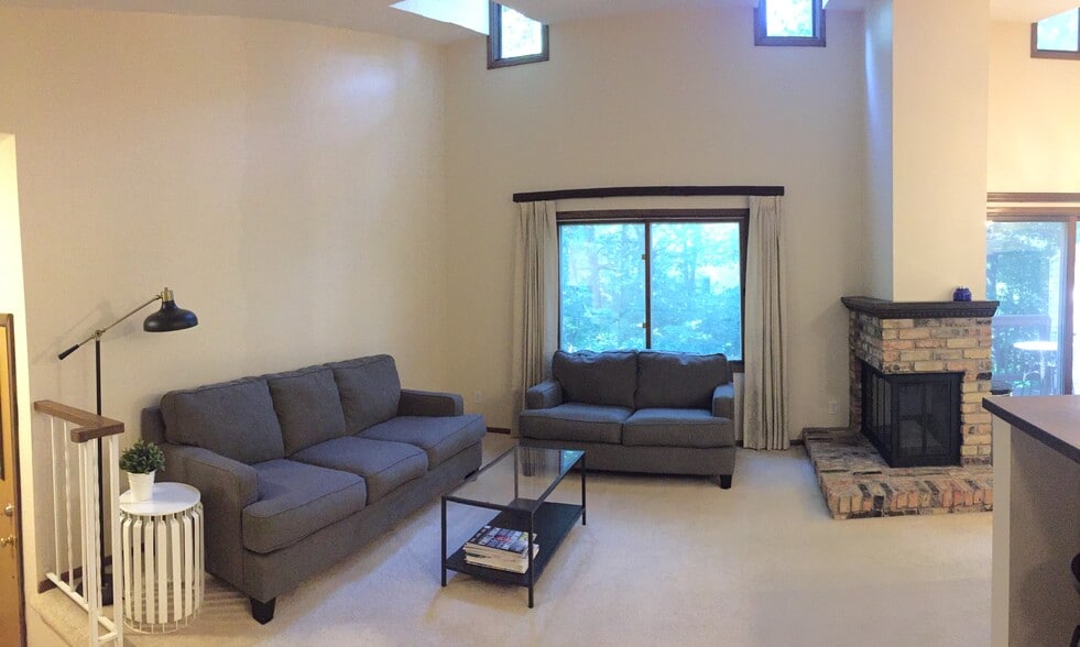 Open-concept living space, with vaulted ceilings. - 1511 Trapp Court