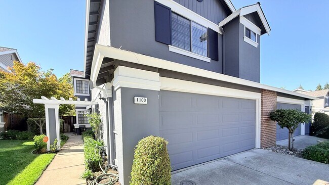 Building Photo - 1100 Sunshine Cir
