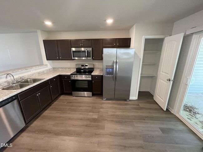 Building Photo - 1028 Peony Ln